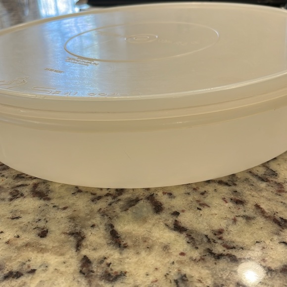 Large Tupperware container - Picture 6 of 7